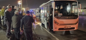 Bursa'da midibüsün elektrik direğine çarpması sonucu 10 yabancı turist yara...