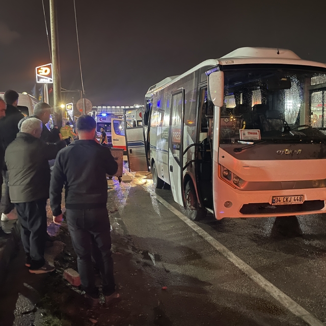 Bursa'da midibüsün elektrik direğine çarpması sonucu 10 yabancı turist yara...