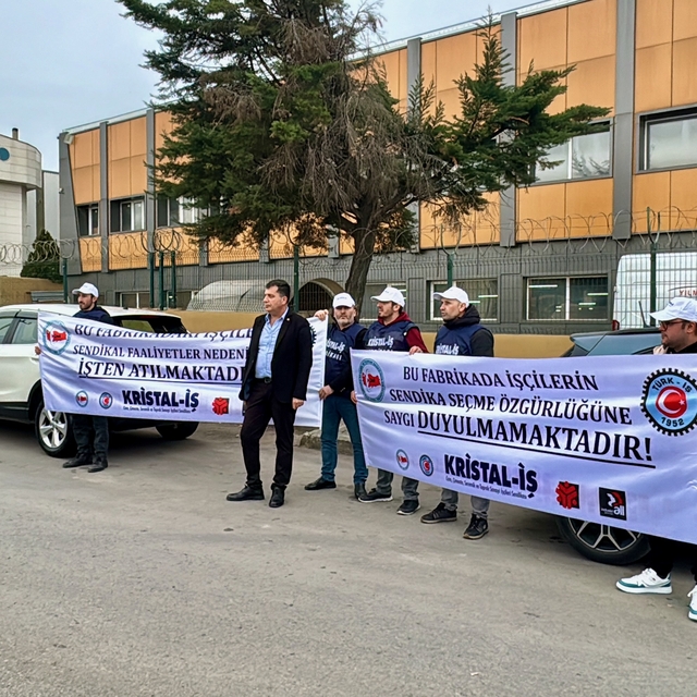 Kocaeli'de sendika üyeliği nedeniyle işten çıkarıldığını iddia eden işçiler...
