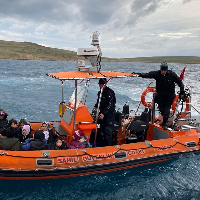 Ayvalık açıklarında 27 düzensiz göçmen kurtarıldı