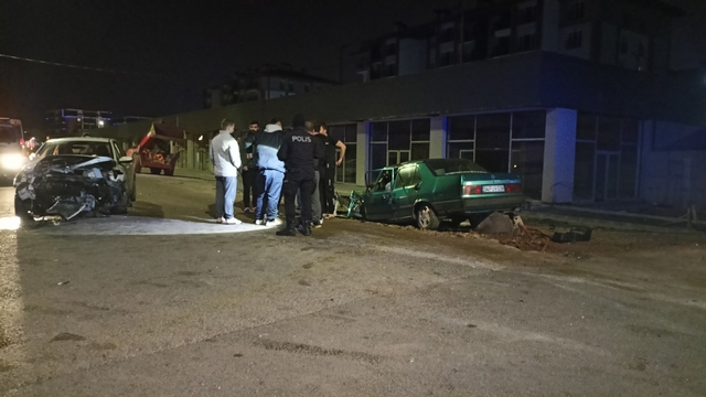 Kocaeli'de iki otomobil kafa kafaya çarpıştı: 3 yaralı