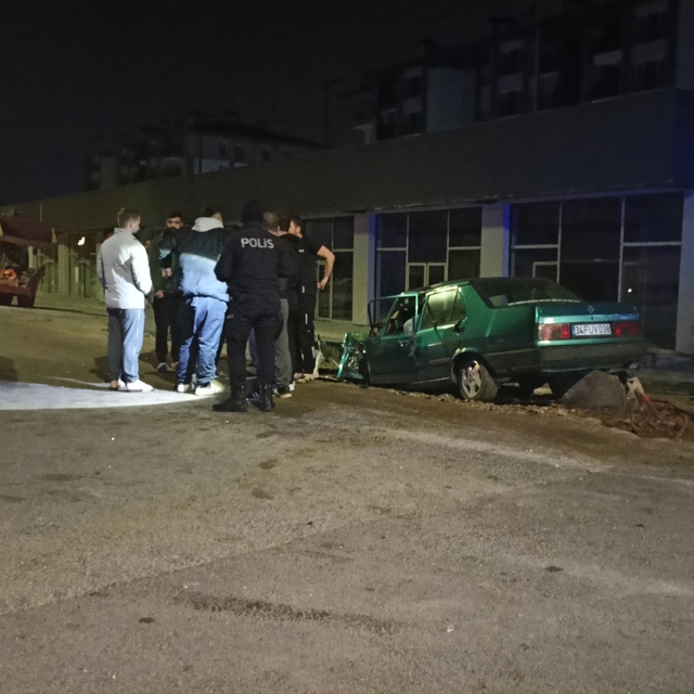 Kocaeli'de iki otomobil kafa kafaya çarpıştı: 3 yaralı