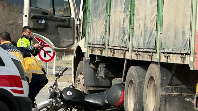 Mudurnu'da kamyonla çarpışan motosikletin sürücüsü yaralandı
