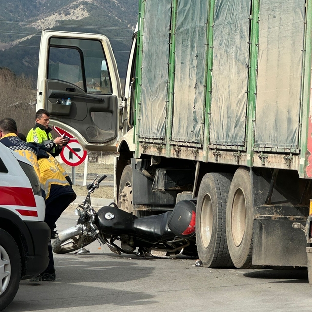 Mudurnu'da kamyonla çarpışan motosikletin sürücüsü yaralandı