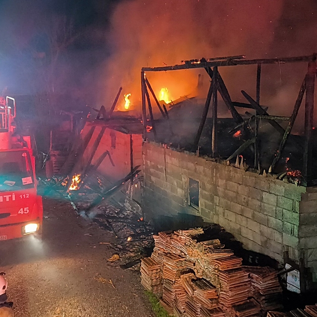 Düzce'de ahır ve samanlık yandı; 4 büyükbaş öldü
