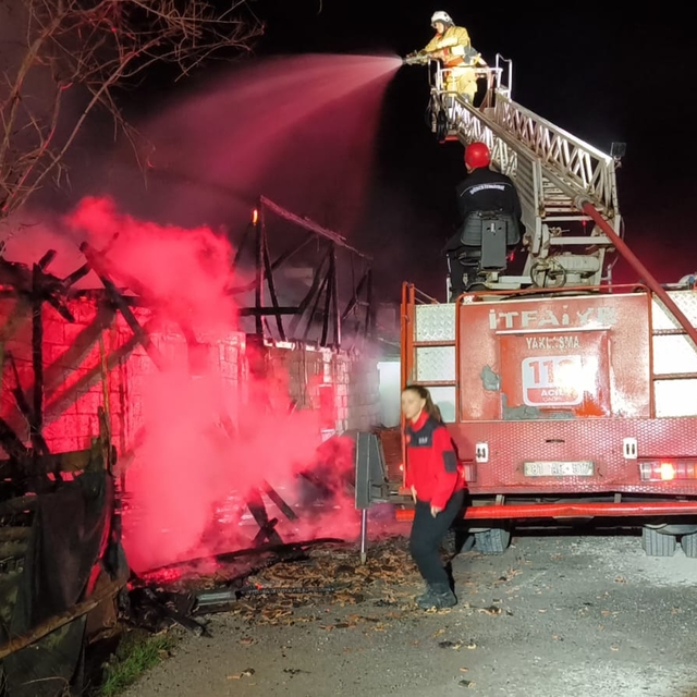 Düzce'de ahırda çıkan yangında 4 büyükbaş hayvan telef oldu