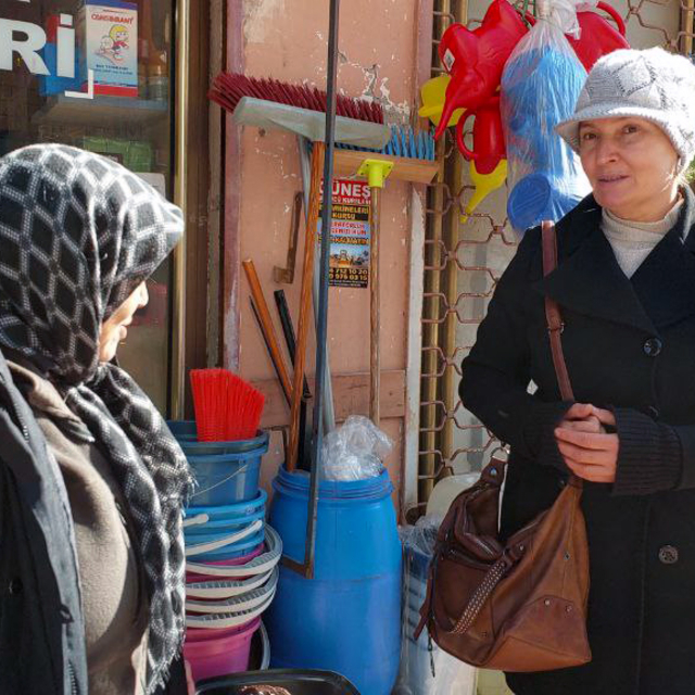Mahalle muhtarı ölünce eşi aday oldu