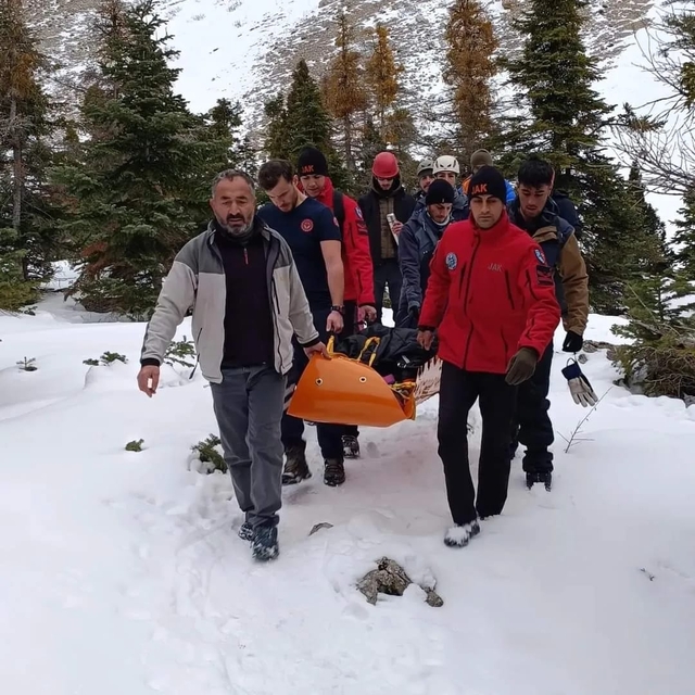 Aladağlar'da ayağı kırılan dağcı kurtarıldı
