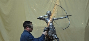 10 bin parça hurda ile yaptığı 'Sentor' adlı heykelinin gelirini depremzedelere bağışlayacak