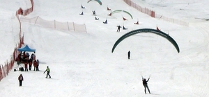 Ergan Dağı zirvesinde paraşütle kayak yaptılar