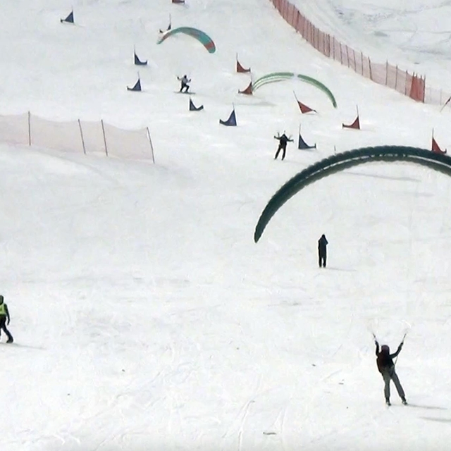 Ergan Dağı zirvesinde paraşütle kayak yaptılar