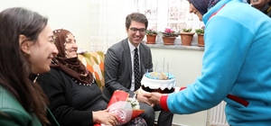 Kaymakam ve eşinden, 73 yaşındaki kadına sürpriz doğum günü