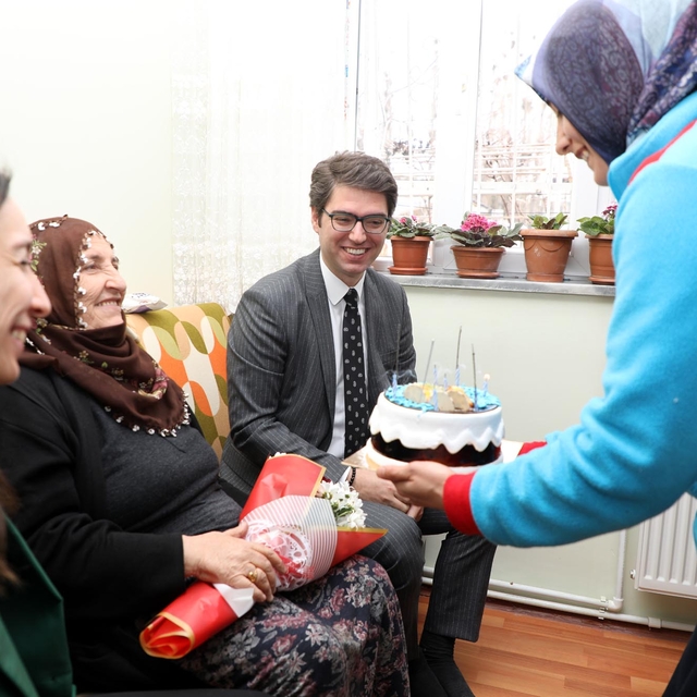 Kaymakam ve eşinden, 73 yaşındaki kadına sürpriz doğum günü