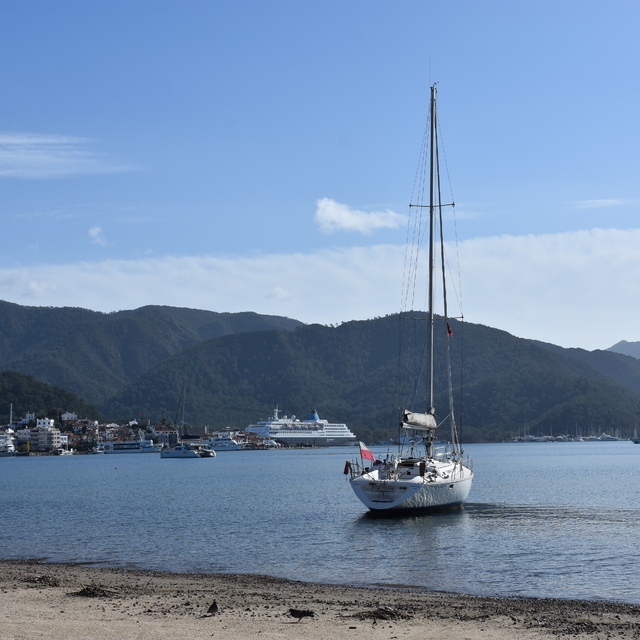 Marmaris'te kuvvetli fırtına nedeniyle yelkenli tekne karaya oturdu