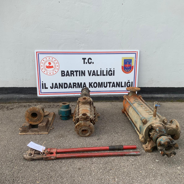 Bartın'da su motoru çaldıkları iddiasıyla yakalanan 3 zanlı tutuklandı