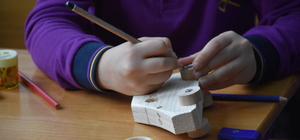 Ahşaptan oyuncaklar yapıyor, çocukları mutlu ediyor