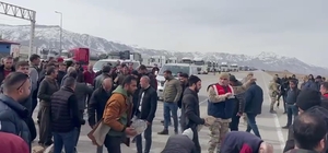 Sınırda TIR kuyruğu 30 kilometreyi buldu, sürücüler taş dizip yolu ulaşıma...