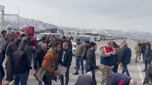 Sınırda TIR kuyruğu 30 kilometreyi buldu, sürücüler taş dizip yolu ulaşıma kapattı