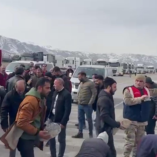 Sınırda TIR kuyruğu 30 kilometreyi buldu, sürücüler taş dizip yolu ulaşıma...