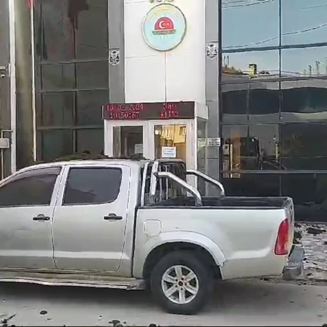 Belediye başkan adayı olan eski ziraat odası başkanına gübreli protesto