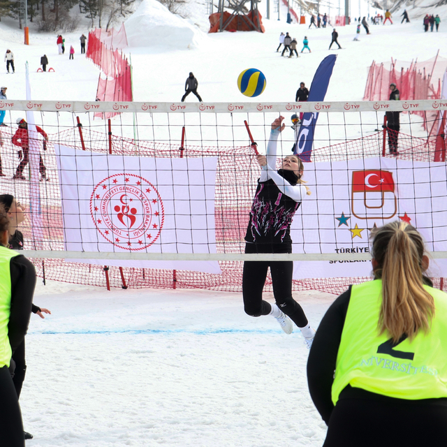 Erzurum'da düzenlenen Üniversiteler Arası Türkiye Kar Voleybolu Şampiyonası...