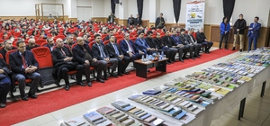 Van Valisi Ozan Balcı, kitap dağıtım törenine katıldı