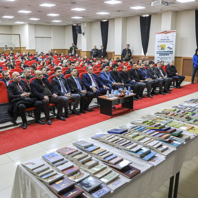 Van Valisi Ozan Balcı, kitap dağıtım törenine katıldı