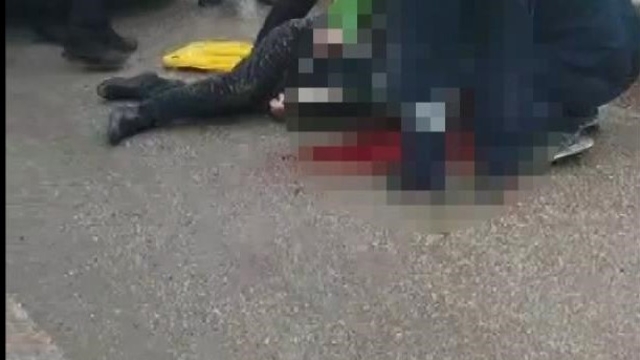 Hafif ticari aracın çarptığı bekçi ağır yaralandı; o anlar kamerada