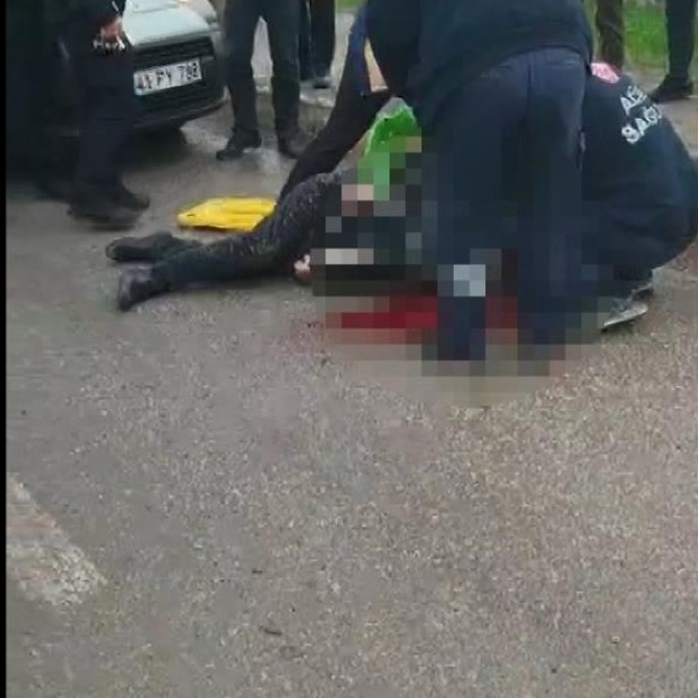 Hafif ticari aracın çarptığı bekçi ağır yaralandı; o anlar kamerada