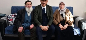 Sorgun'da Kaymakam Aydın ve öğrenciler yaşlıları ziyaret etti