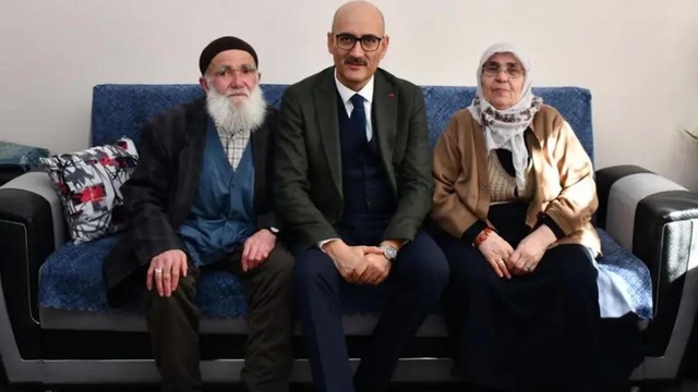 Sorgun'da Kaymakam Aydın ve öğrenciler yaşlıları ziyaret etti