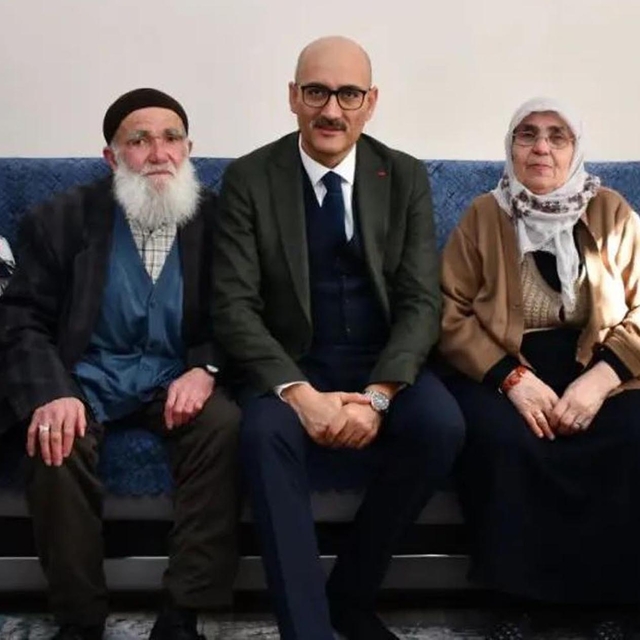 Sorgun'da Kaymakam Aydın ve öğrenciler yaşlıları ziyaret etti