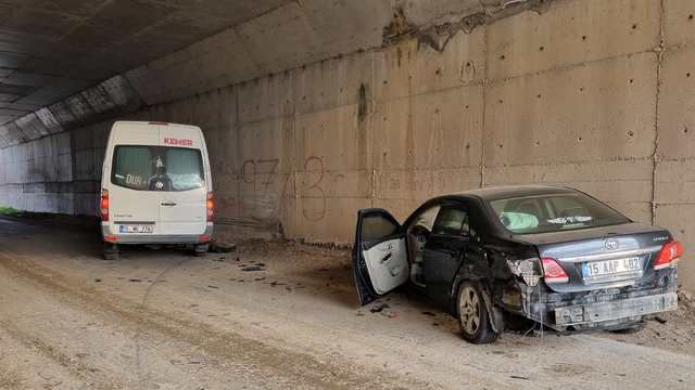 Burdur'da öğrenci servisi ile otomobilin çarpıştığı kazada 14 kişi yaralandı