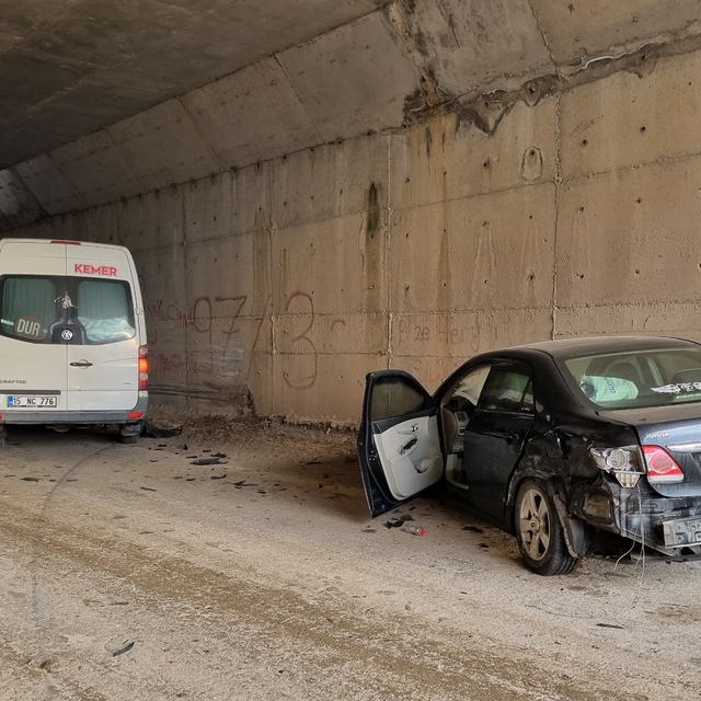 Burdur'da öğrenci servisi ile otomobilin çarpıştığı kazada 14 kişi yaraland...