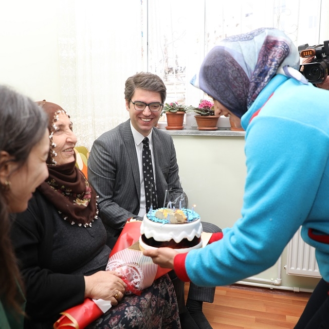 Kaymakam Karaloğlu ve eşi 73 yaşındaki kadına doğum günü sürprizi yaptı