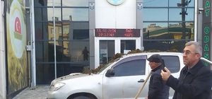 Bursalı çiftçi ziraat odasının önüne gübre dökerek yönetimi protesto etti