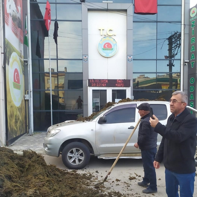Bursalı çiftçi ziraat odasının önüne gübre dökerek yönetimi protesto etti