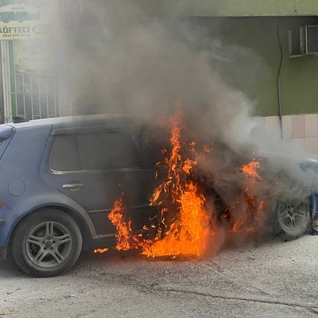 Kocaeli'de otomobilin alev alması güvenlik kamerasında