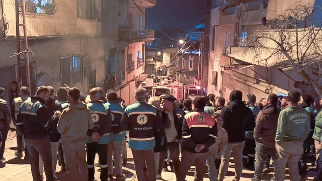 Şanlıurfa'da çöken metruk yapıda kalan kişi için arama kurtarma çalışması başlatıldı