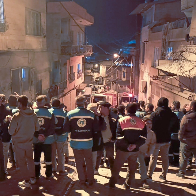 Şanlıurfa'da çöken metruk yapıda kalan kişi için arama kurtarma çalışması b...