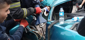 Adana'da aydınlatma direğine çarpan otomobildeki 2 kişi yaralandı