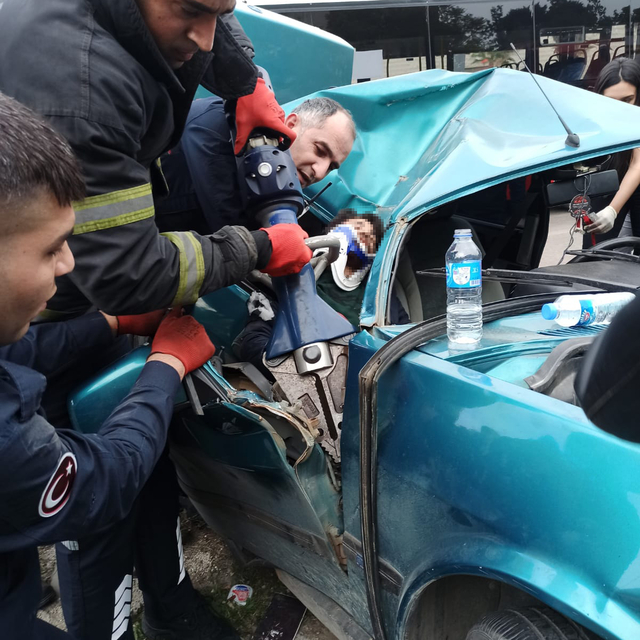 Adana'da aydınlatma direğine çarpan otomobildeki 2 kişi yaralandı