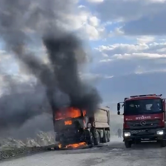 Seyir halindeki hafriyat kamyonu alev alev yandı