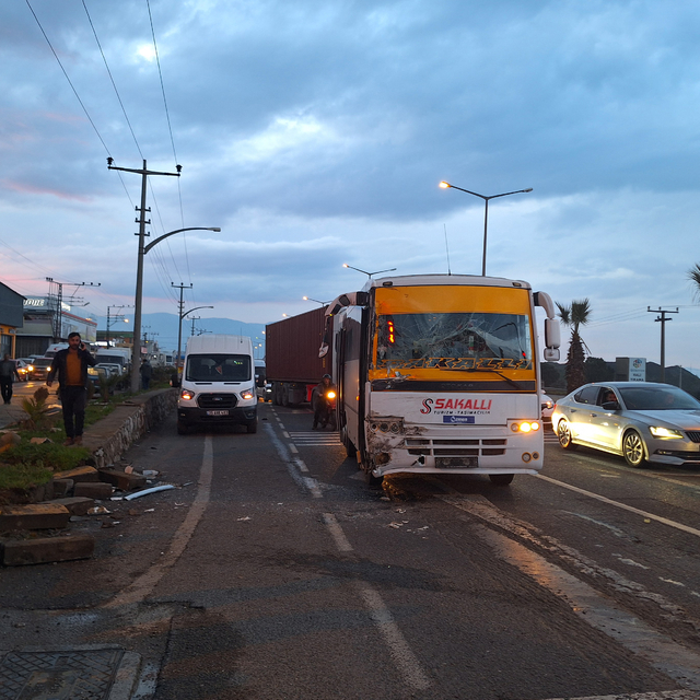 Manisa'da kontrolden çıkan tır 3 araca çarptı