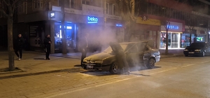 İnegöl'de park halindeki otomobilde çıkan yangın söndürüldü