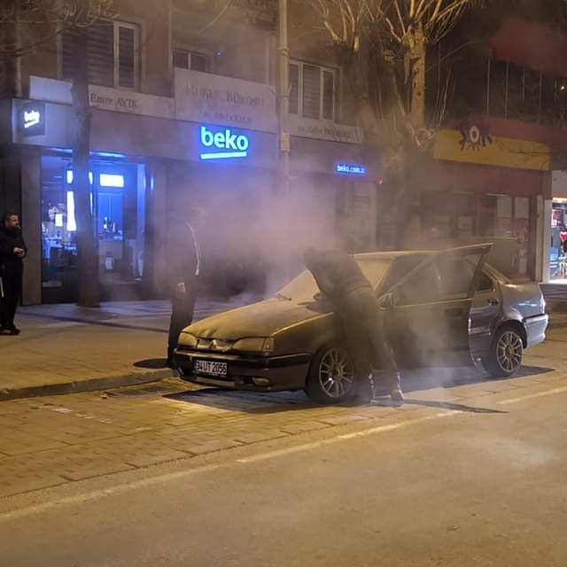 İnegöl'de park halindeki otomobilde çıkan yangın söndürüldü