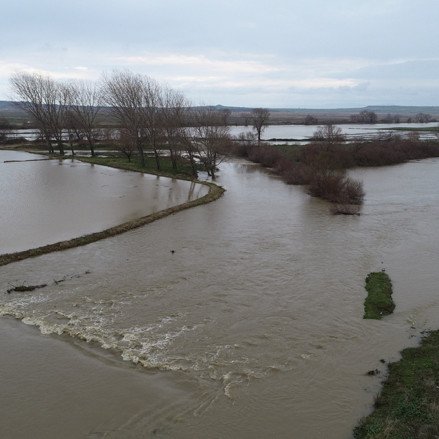Çanakkale'de taşkın nedeniyle su altında kalan tarım arazileri dronla görün...