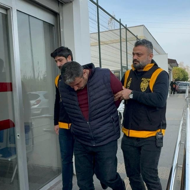 Adana'da ruhsatsız 3 tabanca ve kalaşnikof tüfek ele geçirildi