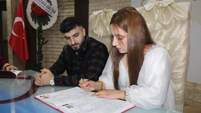 Mersin'de 14 Şubat'ta evlenmek isteyen çiftler nikah dairelerini dolduruyor