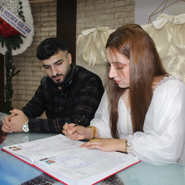 Mersin'de 14 Şubat'ta evlenmek isteyen çiftler nikah dairelerini dolduruyor